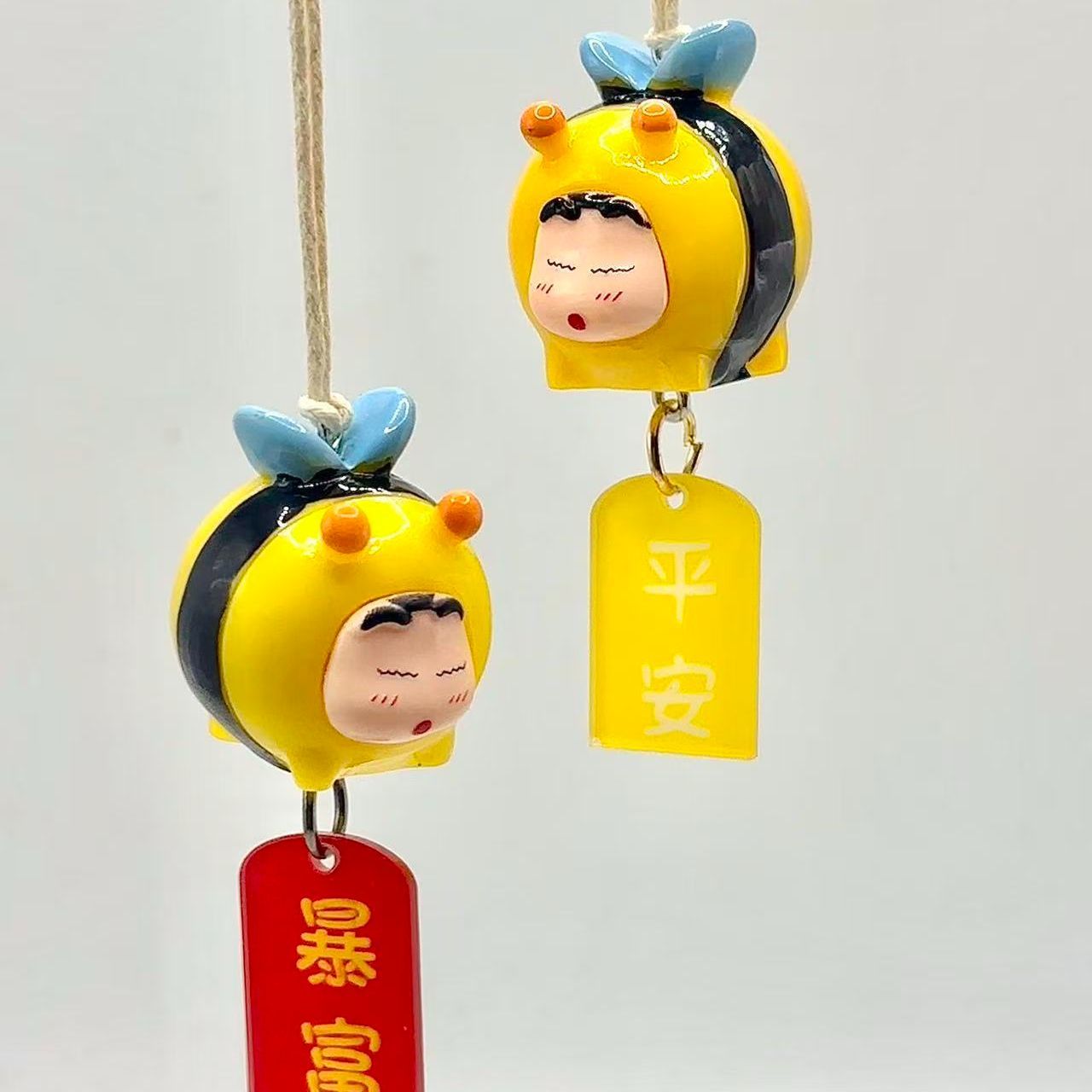 Decorative Mirror - Figur Cosplay Crayon Shin-chan Bee, Gantungan